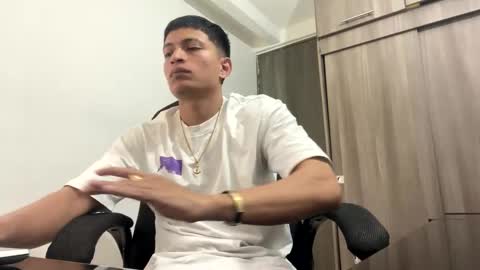 Juan Pablo-independent model online show from February 13, 2025, 10:00 pm