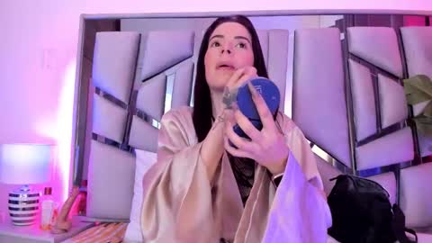 Snapshot of _valeria_saenz_ chatting on November 4, 2025, 2:43 am _valeria_saenz_ online show from November 4, 2025, 2:43 am