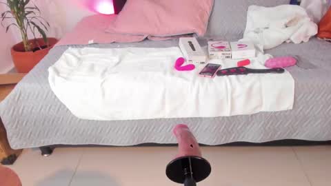 Snapshot of _veronicadeleon_ chatting on February 19, 2025, 12:44 pm Veronica online show from February 19, 2025, 12:44 pm