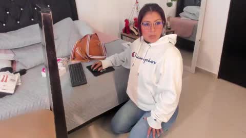 Snapshot of _veronicadeleon_ chatting on March 6, 2025, 12:19 pm Veronica online show from March 6, 2025, 12:19 pm