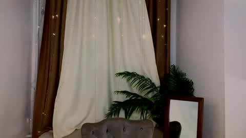 Violet online show from December 5, 2024, 2:42 am