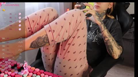 Snapshot of _viv1an_ chatting on October 13, 2025, 8:03 am Alis online show from October 13, 2025, 8:03 am