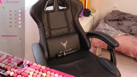 Snapshot of _viv1an_ chatting on October 16, 2025, 6:58 am Alis online show from October 16, 2025, 6:58 am