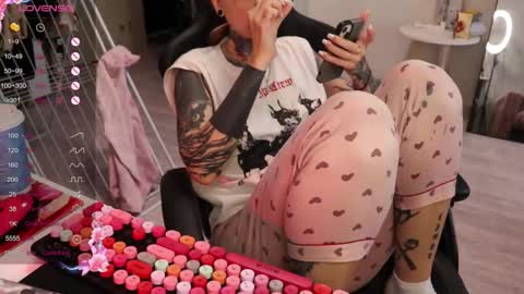 Snapshot of _viv1an_ chatting on October 19, 2025, 8:04 am Alis online show from October 19, 2025, 8:04 am