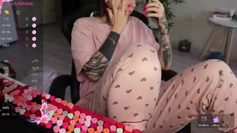 Snapshot of _viv1an_ chatting on November 27, 2025, 9:44 am Alis online show from November 27, 2025, 9:44 am