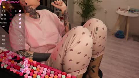 Snapshot of _viv1an_ chatting on December 1, 2025, 8:41 am Alis online show from December 1, 2025, 8:41 am