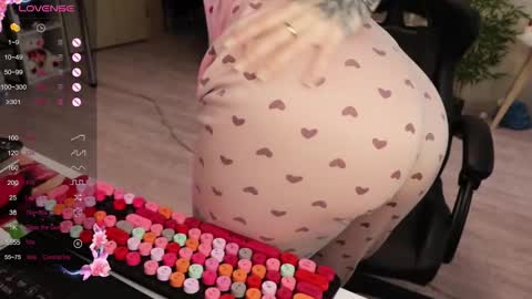 Snapshot of _viv1an_ chatting on December 14, 2025, 8:30 am Alis online show from December 14, 2025, 8:30 am