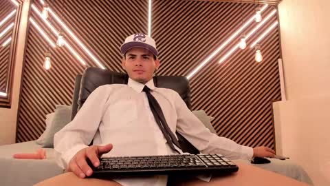  white fox  online show from February 7, 2025, 4:16 am