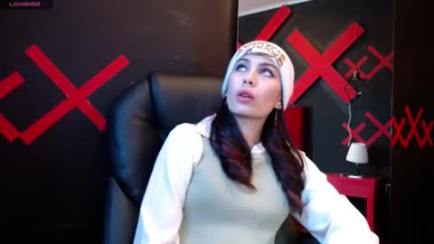 Yuyi online show from February 10, 2025, 11:15 am