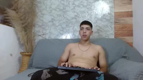 Snapshot of aaron_antonella_mds chatting on October 19, 2025, 8:42 pm Aaron y Antonella online show from October 19, 2025, 8:42 pm