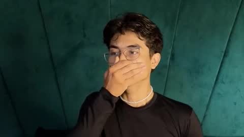 Aaron Ezequiel online show from October 31, 2025, 10:00 pm