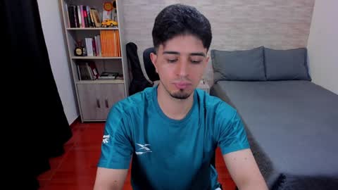 Snapshot of aaron_paul_ chatting on December 6, 2024, 7:34 pm Aaron online show from December 6, 2024, 7:34 pm