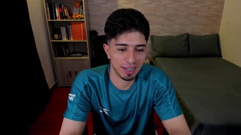 Snapshot of aaron_paul_ chatting on December 6, 2024, 11:47 pm Aaron online show from December 6, 2024, 11:47 pm