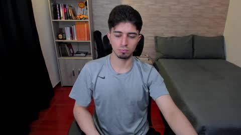 Snapshot of aaron_paul_ chatting on December 7, 2024, 6:59 pm Aaron online show from December 7, 2024, 6:59 pm