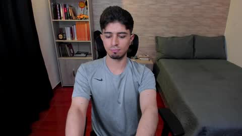 Snapshot of aaron_paul_ chatting on December 7, 2024, 10:06 pm Aaron online show from December 7, 2024, 10:06 pm