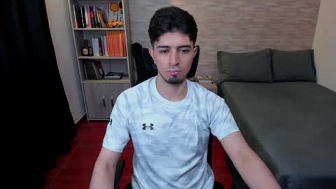 Snapshot of aaron_paul_ chatting on December 9, 2024, 8:44 pm Aaron online show from December 9, 2024, 8:44 pm