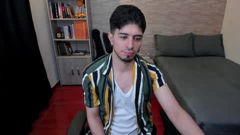 Snapshot of aaron_paul_ chatting on December 12, 2024, 8:43 pm Aaron online show from December 12, 2024, 8:43 pm