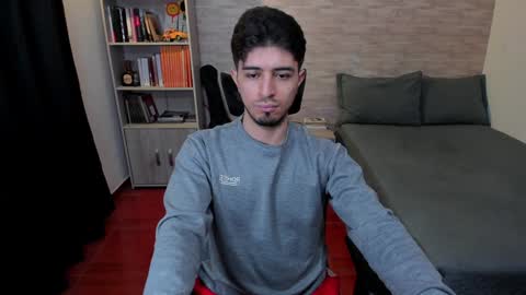 Snapshot of aaron_paul_ chatting on December 13, 2024, 7:53 pm Aaron online show from December 13, 2024, 7:53 pm