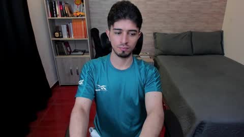 Snapshot of aaron_paul_ chatting on December 14, 2024, 5:36 pm Aaron online show from December 14, 2024, 5:36 pm