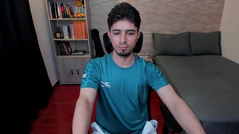 Snapshot of aaron_paul_ chatting on December 14, 2024, 8:40 pm Aaron online show from December 14, 2024, 8:40 pm