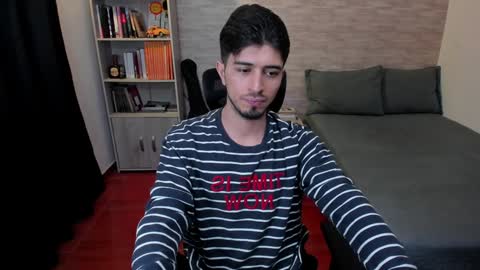 Snapshot of aaron_paul_ chatting on December 15, 2024, 10:26 pm Aaron online show from December 15, 2024, 10:26 pm