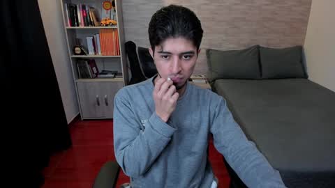 Snapshot of aaron_paul_ chatting on January 5, 2025, 10:40 pm Aaron online show from January 5, 2025, 10:40 pm