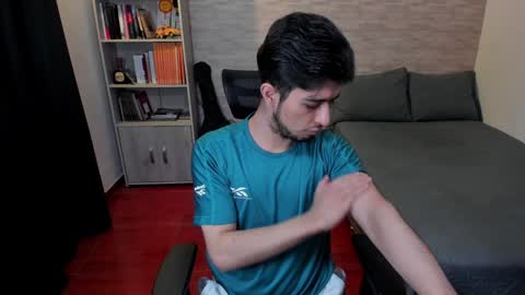 Snapshot of aaron_paul_ chatting on January 7, 2025, 11:03 pm Aaron online show from January 7, 2025, 11:03 pm