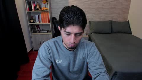 Snapshot of aaron_paul_ chatting on January 9, 2025, 11:24 pm Aaron online show from January 9, 2025, 11:24 pm