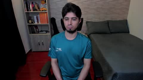 Snapshot of aaron_paul_ chatting on January 23, 2025, 10:33 pm Aaron online show from January 23, 2025, 10:33 pm