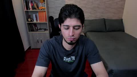 Snapshot of aaron_paul_ chatting on January 26, 2025, 9:29 pm Aaron online show from January 26, 2025, 9:29 pm