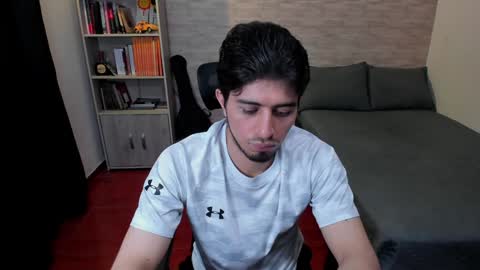 Snapshot of aaron_paul_ chatting on February 3, 2025, 6:07 pm Aaron online show from February 3, 2025, 6:07 pm