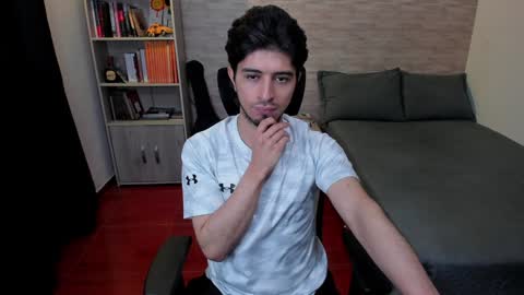 Snapshot of aaron_paul_ chatting on February 3, 2025, 9:07 pm Aaron online show from February 3, 2025, 9:07 pm