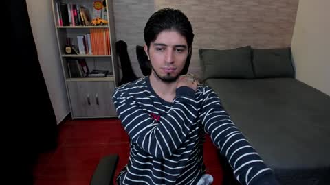 Snapshot of aaron_paul_ chatting on February 7, 2025, 7:17 pm Aaron online show from February 7, 2025, 7:17 pm