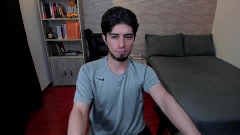 Snapshot of aaron_paul_ chatting on February 14, 2025, 11:42 pm Aaron online show from February 14, 2025, 11:42 pm