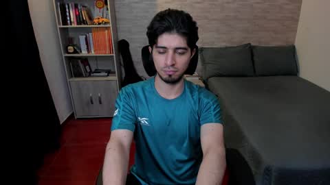 Snapshot of aaron_paul_ chatting on February 21, 2025, 9:43 pm Aaron online show from February 21, 2025, 9:43 pm