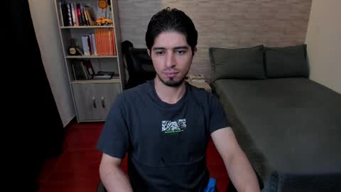 Snapshot of aaron_paul_ chatting on February 22, 2025, 10:42 pm Aaron online show from February 22, 2025, 10:42 pm