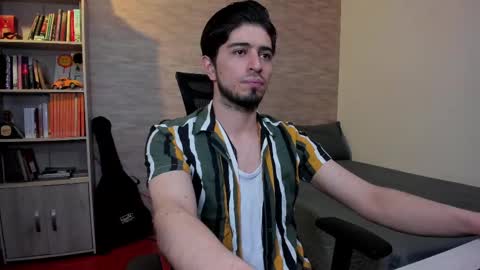 Snapshot of aaron_paul_ chatting on February 23, 2025, 8:55 pm Aaron online show from February 23, 2025, 8:55 pm