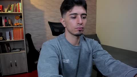 Snapshot of aaron_paul_ chatting on February 25, 2025, 7:14 pm Aaron online show from February 25, 2025, 7:14 pm