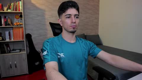 Snapshot of aaron_paul_ chatting on February 26, 2025, 8:11 pm Aaron online show from February 26, 2025, 8:11 pm