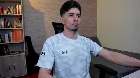 Snapshot of aaron_paul_ chatting on February 27, 2025, 9:14 pm Aaron online show from February 27, 2025, 9:14 pm