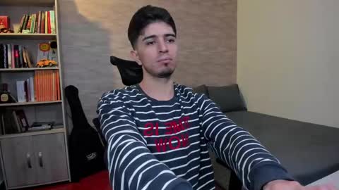 Snapshot of aaron_paul_ chatting on February 28, 2025, 8:28 pm Aaron online show from February 28, 2025, 8:28 pm