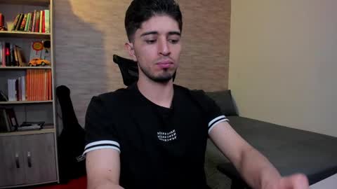 Snapshot of aaron_paul_ chatting on March 3, 2025, 5:50 pm Aaron online show from March 3, 2025, 5:50 pm