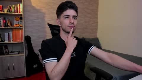 Snapshot of aaron_paul_ chatting on March 3, 2025, 8:54 pm Aaron online show from March 3, 2025, 8:54 pm