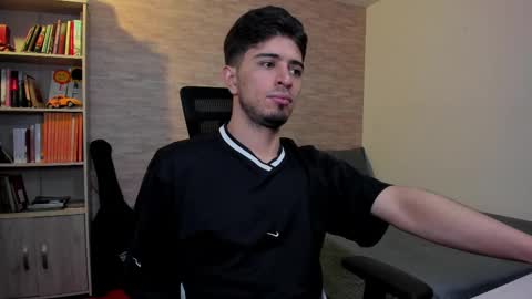 Snapshot of aaron_paul_ chatting on March 6, 2025, 6:59 pm Aaron online show from March 6, 2025, 6:59 pm