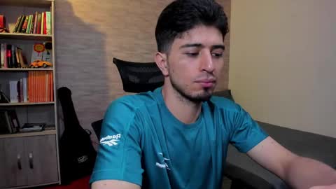 Snapshot of aaron_paul_ chatting on March 7, 2025, 9:17 pm Aaron online show from March 7, 2025, 9:17 pm