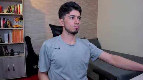 Snapshot of aaron_paul_ chatting on March 8, 2025, 9:29 pm Aaron online show from March 8, 2025, 9:29 pm