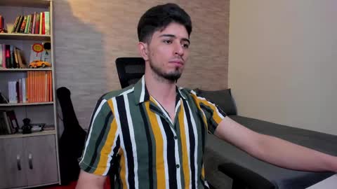 Snapshot of aaron_paul_ chatting on March 9, 2025, 7:26 pm Aaron online show from March 9, 2025, 7:26 pm