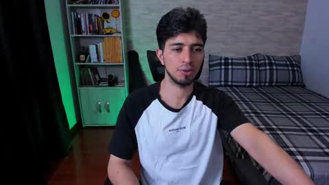 Snapshot of aaron_paul_ chatting on September 19, 2025, 7:58 pm Aaron online show from September 19, 2025, 7:58 pm