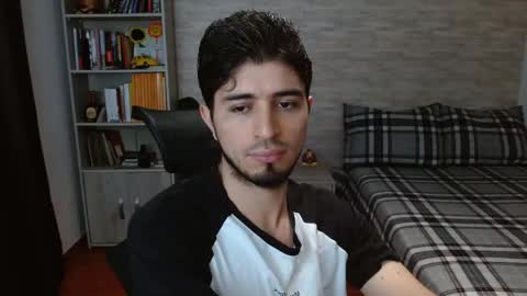 Snapshot of aaron_paul_ chatting on October 3, 2025, 7:33 pm Aaron online show from October 3, 2025, 7:33 pm