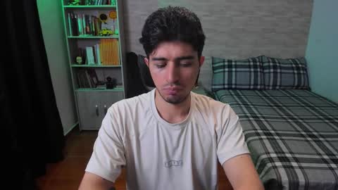 Snapshot of aaron_paul_ chatting on November 8, 2025, 5:23 pm Aaron online show from November 8, 2025, 5:23 pm